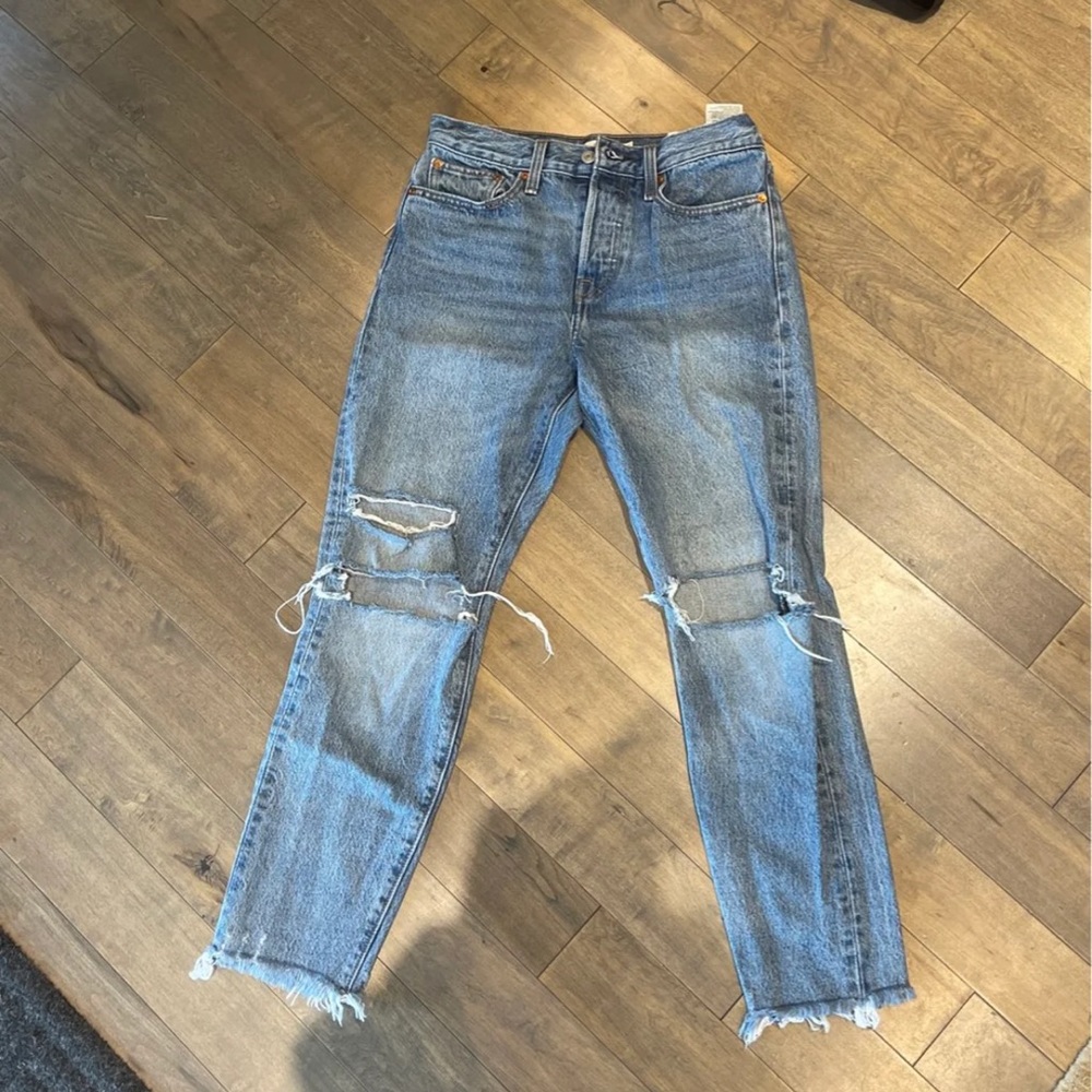 Levi’s Wedgie distressed jeans